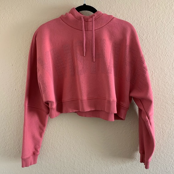 GYMSHARK Repeat Print Crop Pullover in Rose Brick - Picture 6 of 10